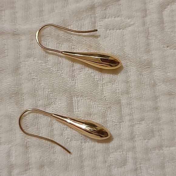 14k yellow gold tear drop earrings. Approximately 3 cm. ( 1.25 inches) long. - Picture 2 of 6